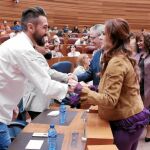 La presidenta de las Cortes regionales, Silvia Clemente, saluda a los participantes en el acto «Castilla y León, tierra de acogida