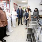 Fernando Rey visita la cocina del colegio de Sahagún junto a Sheila Fernández y Lisandro de la Viuda, entre otros.