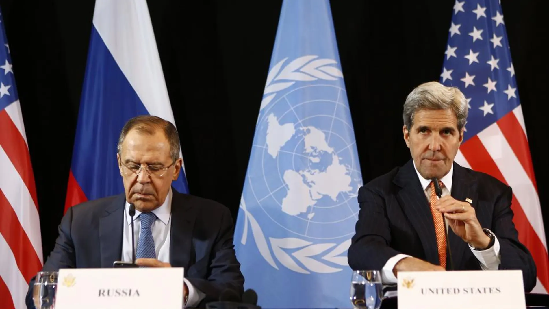 El ministro de Exteriores ruso, Serguéi Lavrov, y el secretario de Estado norteamericano, John Kerry, en Munich