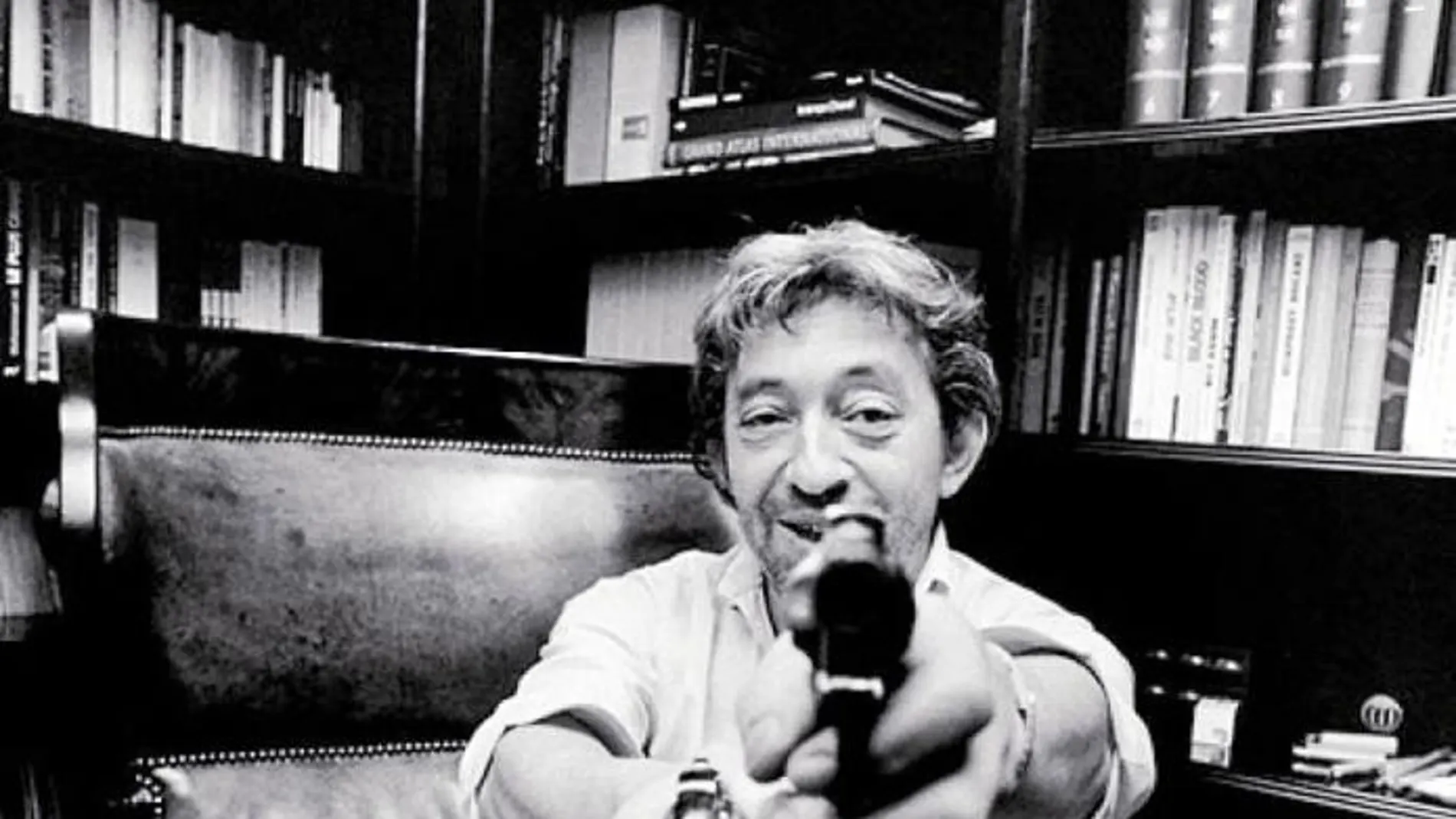 El músico francés Serge Gainsbourg apunta a la cámara de Nicolas Moscara