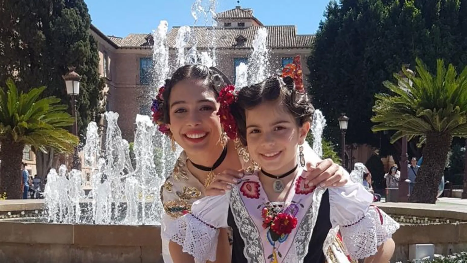 La Reina de la Huerta,Paula Gómez junto a la reina infantil Ana María Gálvez