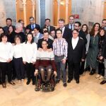 El consejero Carlos Fernández Carriedo junto a los premiados por Down Burgos, Víctor Manuel y Teresa Perales; el alcalde Javier Lacalle y miembros de la Asociación