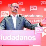 El portavoz del Grupo Parlamentario de Ciudadanos, Luis Fuentes, responde las preguntas de los periodistas