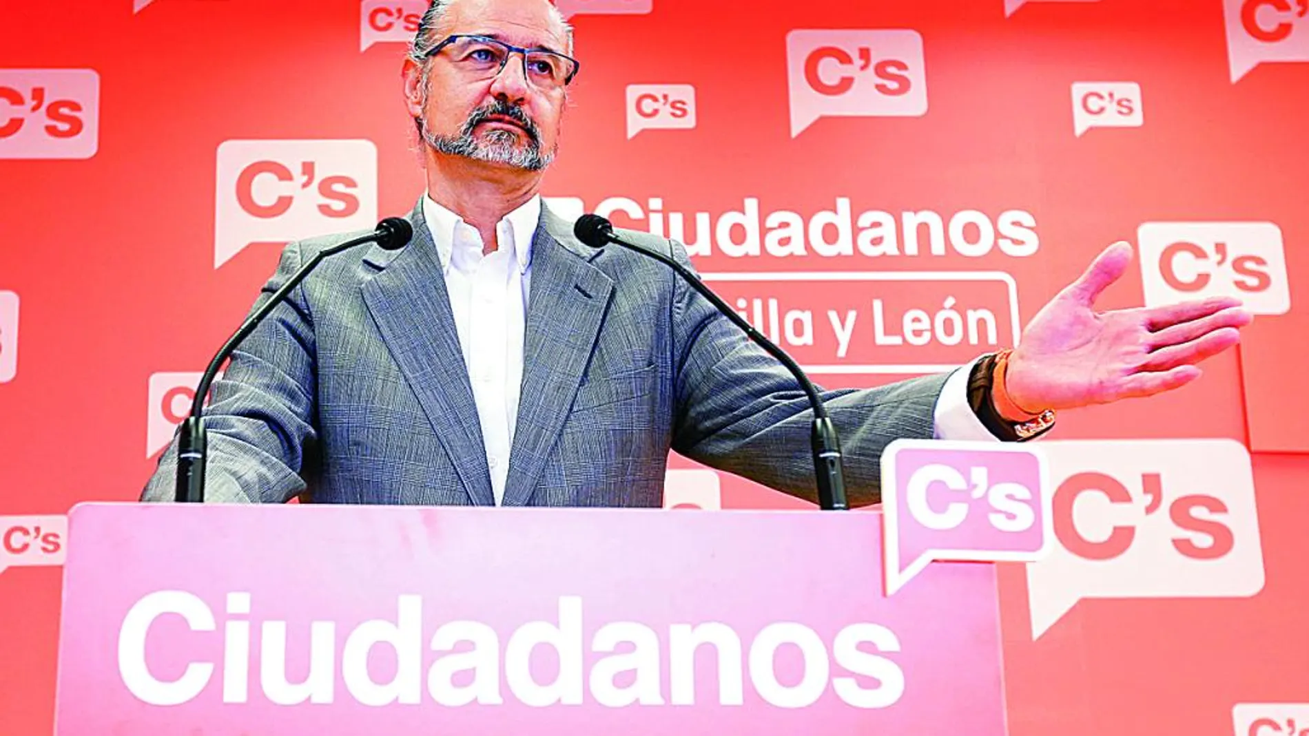 El portavoz del Grupo Parlamentario de Ciudadanos, Luis Fuentes, responde las preguntas de los periodistas