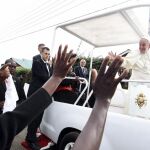 El Papa Francisco saluda a los fieles a su llegada al barrio de Kangemi en Nairobi (Keia)