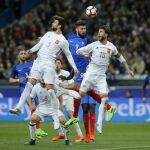 Ramos y Piqué despejando un balón en el amistoso contra Francia