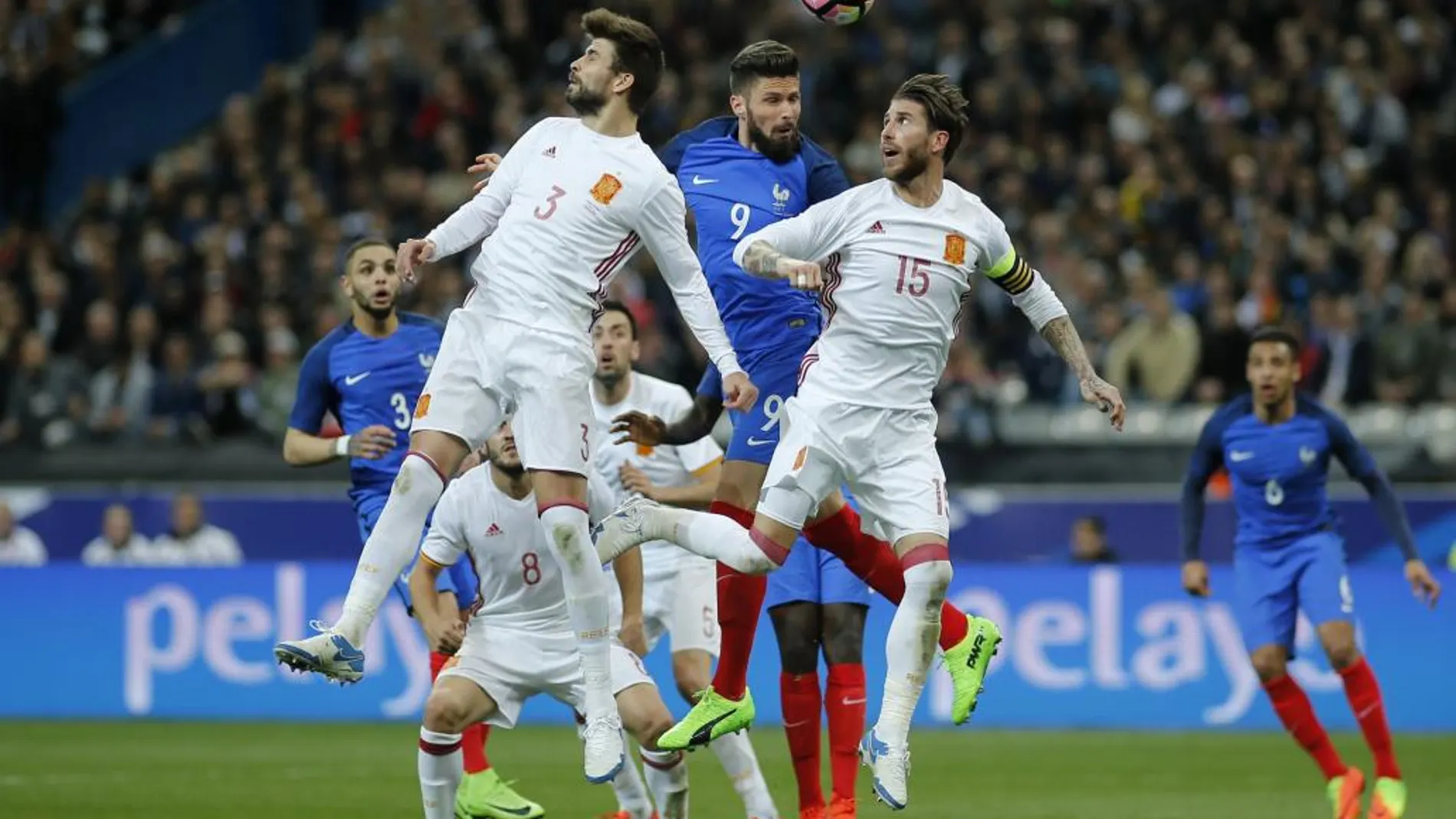 Ramos y Piqué despejando un balón en el amistoso contra Francia