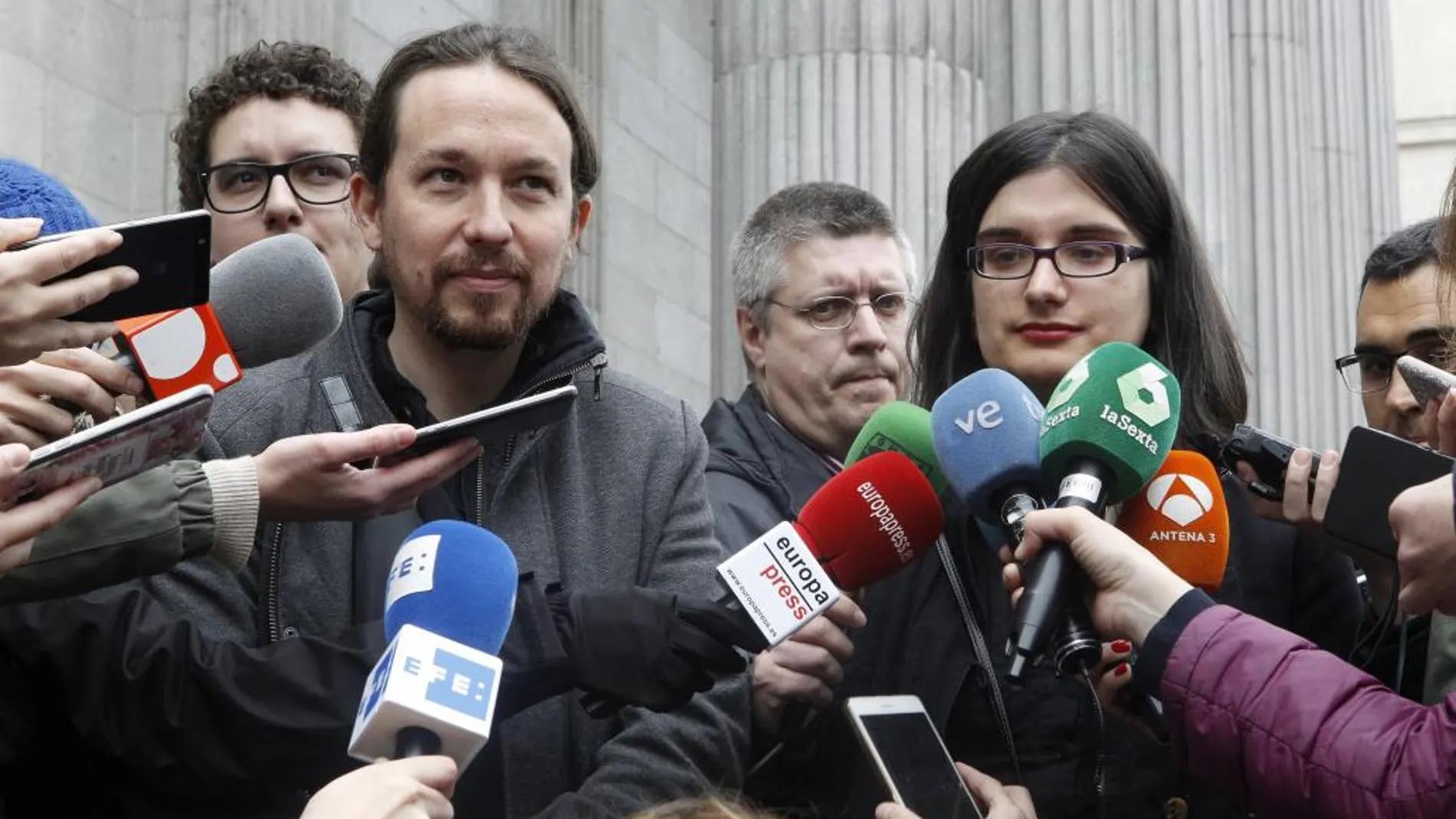 El secretario general de Podemos, Pablo Iglesias (2i), acompañado por la tuitera Cassandra.