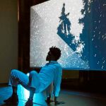 El angoleño Nástio Mosquito se estrena en nuestro país tras su paso por el MoMA y la Tate Gallery con su espectáculo «Respectable Thief»