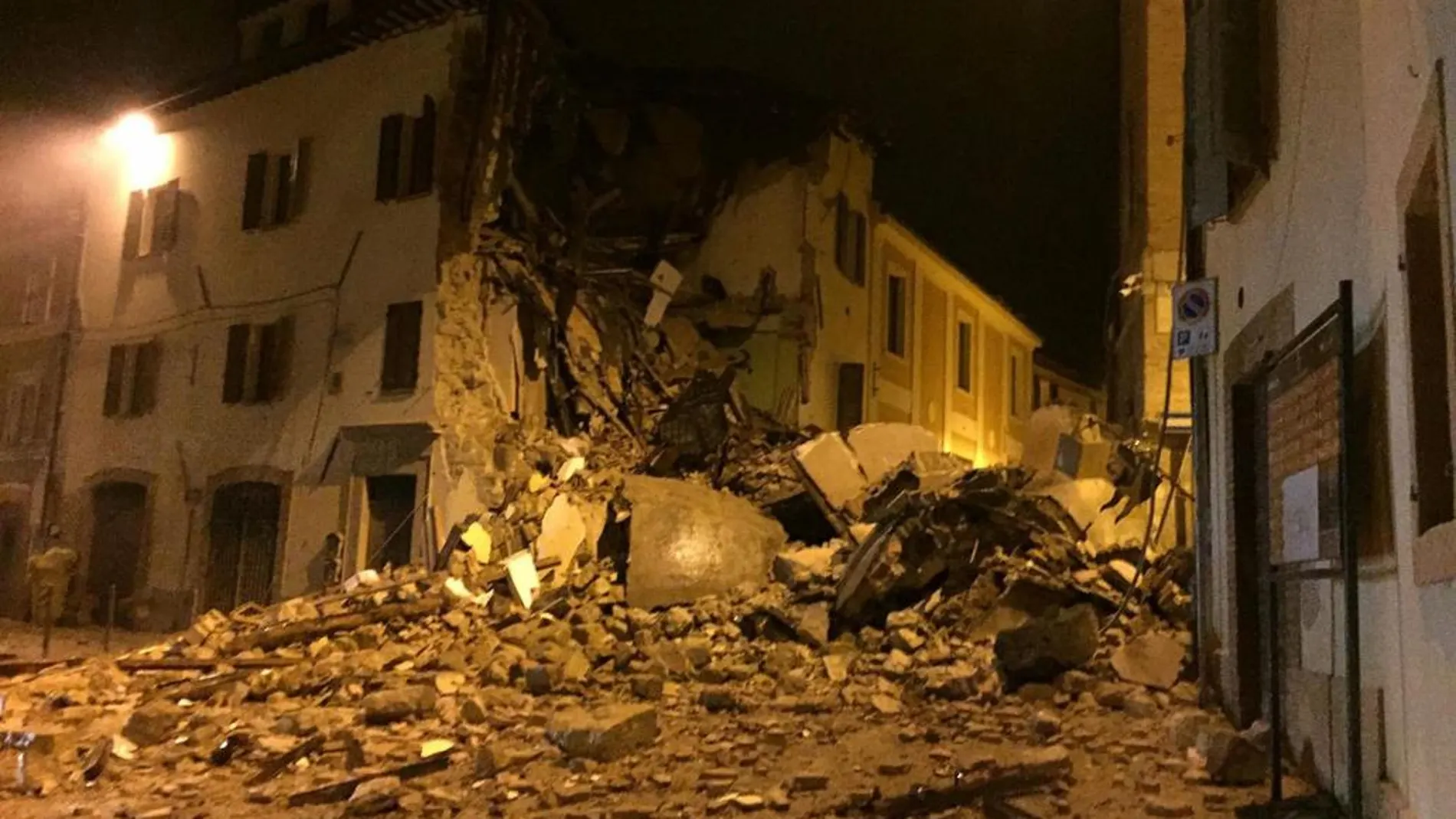 Un edificio completamente destruido en Camerino, Italia, hoy, 27 de octubre de 2016.