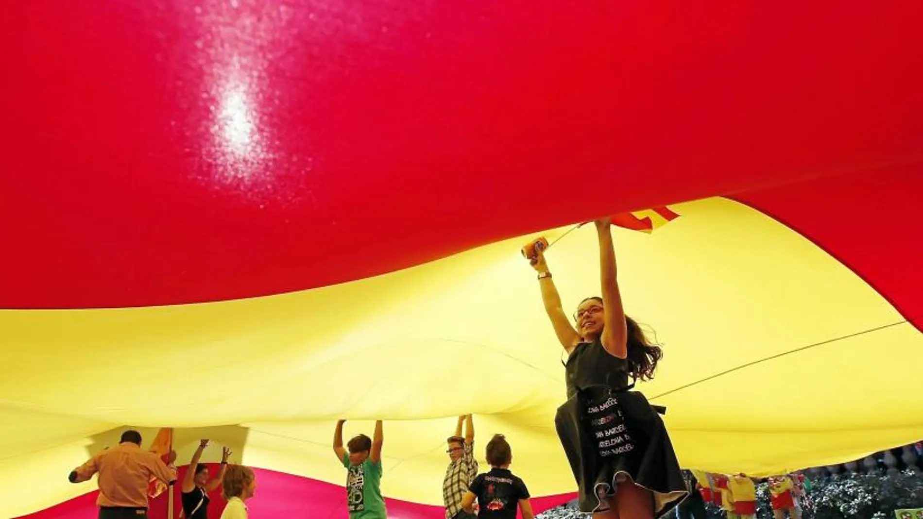 Niños juegan bajo una bandera de España el 12 de octubre de 2014 en Barcelona