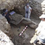 Arqueólogos trabajan en la extracción de una de las estatuas del templo funerario de Amenhotep III