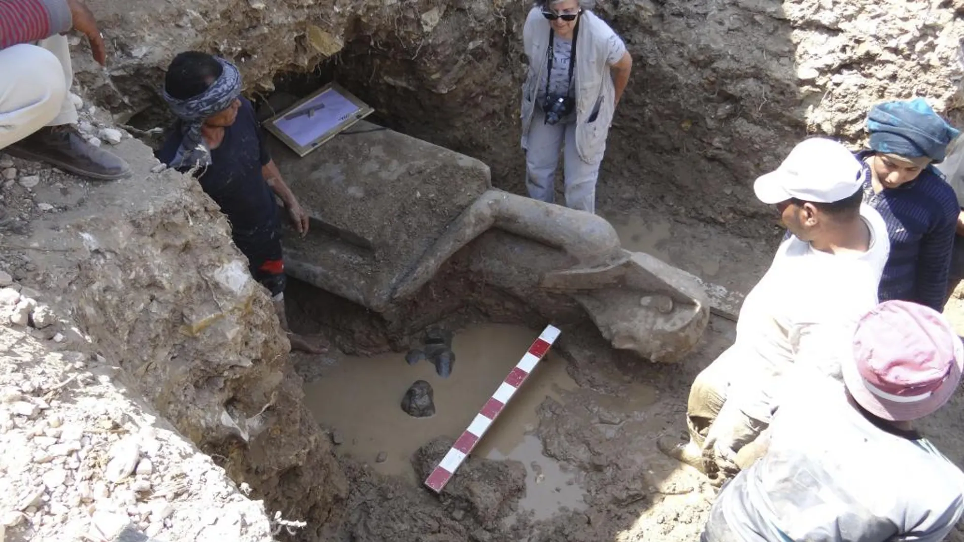 Arqueólogos trabajan en la extracción de una de las estatuas del templo funerario de Amenhotep III
