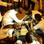 Estudiantes de Medicina atienden a los heridos en las protestas.