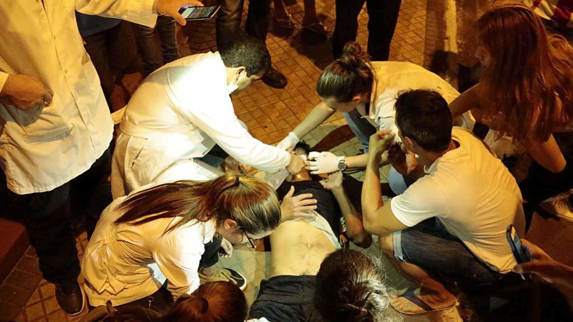 Estudiantes de Medicina atienden a los heridos en las protestas.