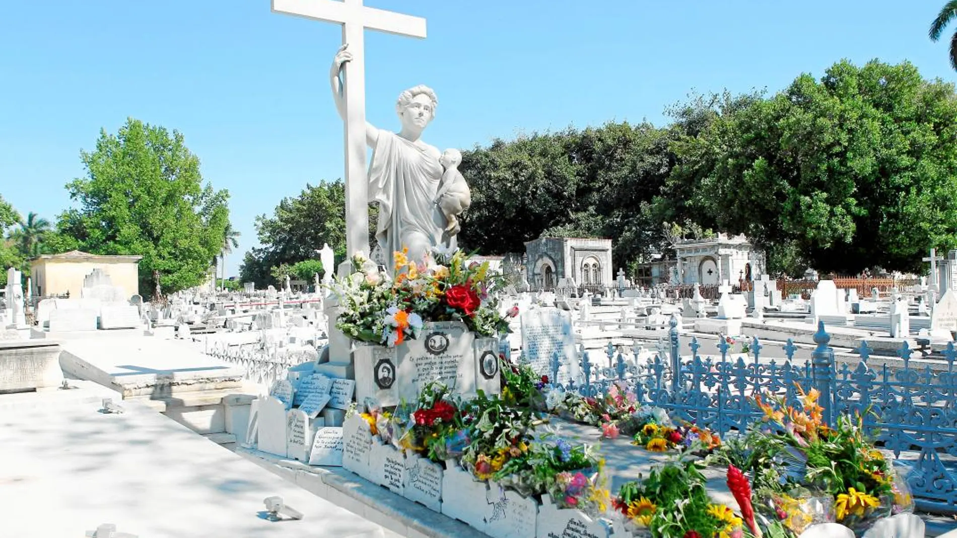 La necrópolis Cristóbal Colón, Monumento Nacional de Cuba, es el cementerio más importante del país por sus cuantiosas obras arquitectónicas y escultóricas.