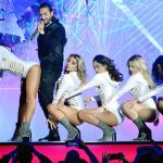 Maluma, rodeado de bailarinas, en su actuación en la gala de los Premios Billboard «Women in Music» celebrada en Las Vegas en abril de este año