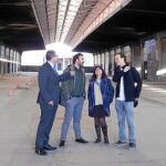 Los concejales de Hacienda, Coordinación Territorial, Arganzuela y Desarrollo Urbano Sostenible, ayer en el Mercado de Frutas y Verduras