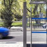 Los hechos sucedieron el pasado 13 de marzo en una marquesina de Fuente Carrantona con Hacienda Pavones, muy cerca del complejo policial de Moratalaz