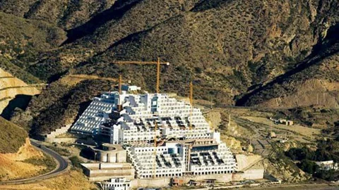 Vista del hotel del Algarrobico en la playa de Carboneras (Almería)
