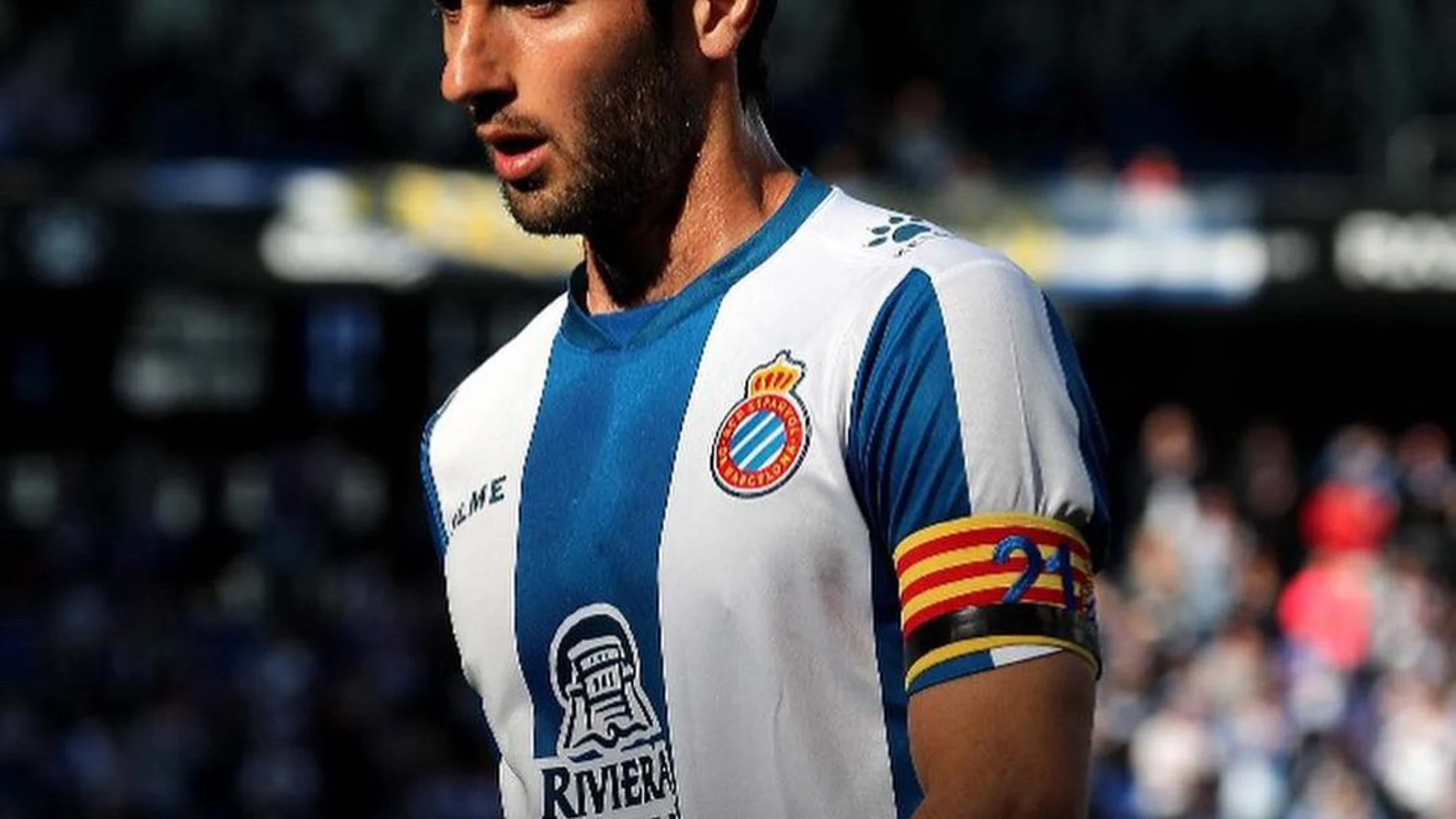 Granero con el brazalete de capitán del Espanyol y el dorsal 21 de Jarque