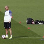 El técnico del Real Madrid, Zinedine Zidane, durante el entrenamiento del equipo esta mañana en Valdebebas de cara al partido del domingo frente al Espanyol.