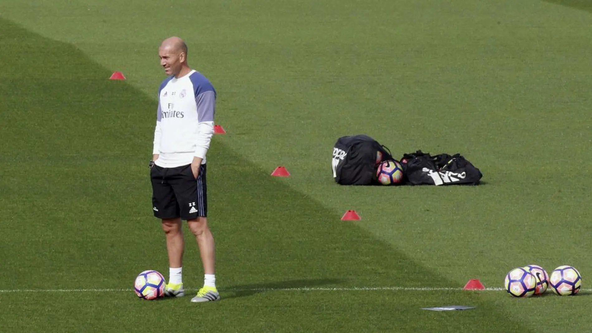 El técnico del Real Madrid, Zinedine Zidane, durante el entrenamiento del equipo esta mañana en Valdebebas de cara al partido del domingo frente al Espanyol.