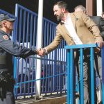 El presidente de Vox, Santiago Abascal, saluda a un Policía en la frontera de Melilla cuando la visitó junto Iván Espinosa de los Monteros en noviembre de 2018
