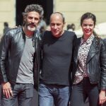 El director argentino Martín Hodara posa con Leonardo Sbaraglia y Laia Costa, tras presentar su película "Nieve negra".