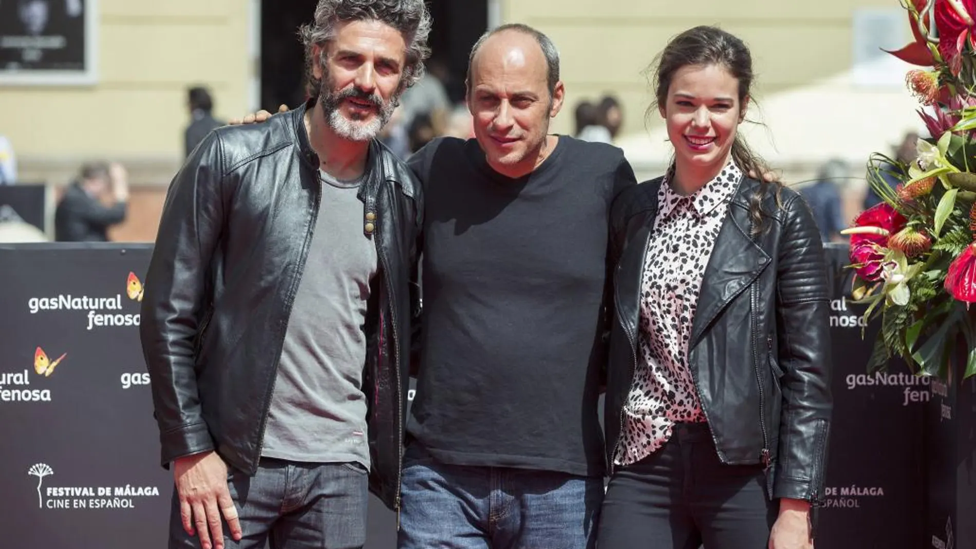 El director argentino Martín Hodara posa con Leonardo Sbaraglia y Laia Costa, tras presentar su película "Nieve negra".