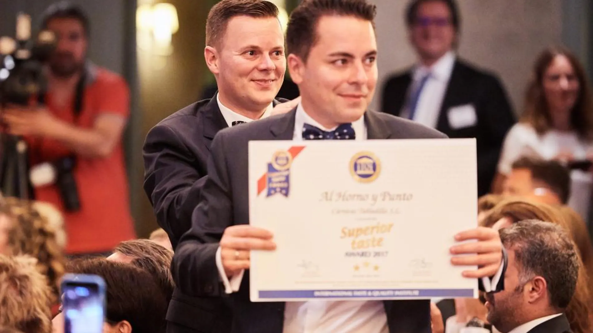 David de Maria, director general, muestra el galardón