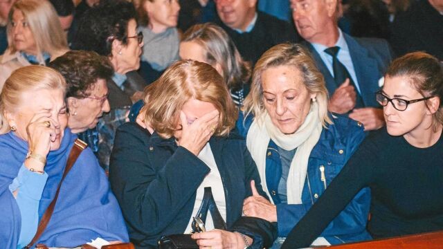 Familiares de Barberá durante el rosario en la catedral de Valencia