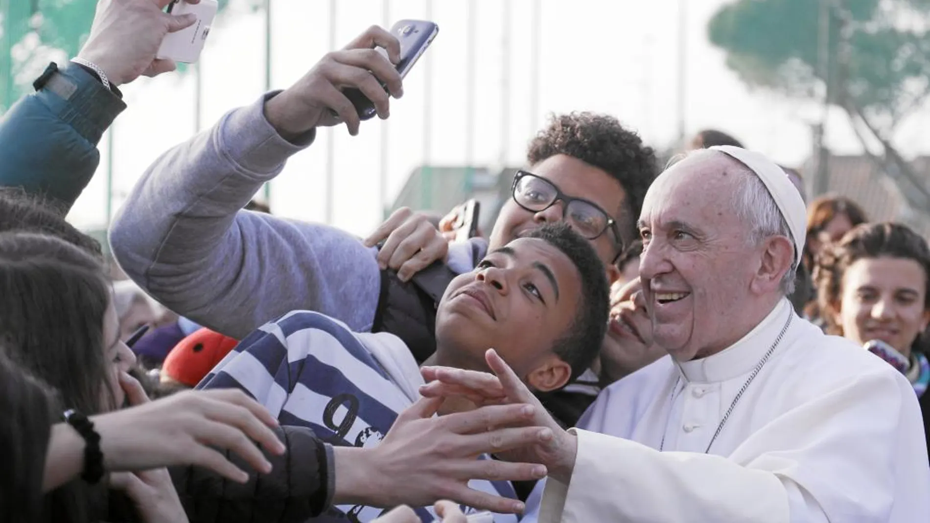 El Papa visitó ayer la iglesia de Santa Magdalena de Canossa, cerca de Roma, donde acudieron muchos jóvenes