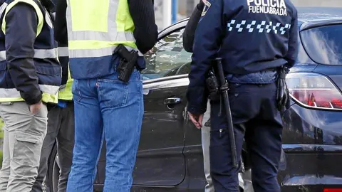 Los agentes, en la escena del crimen en un aparcamiento de Fuenlabrada