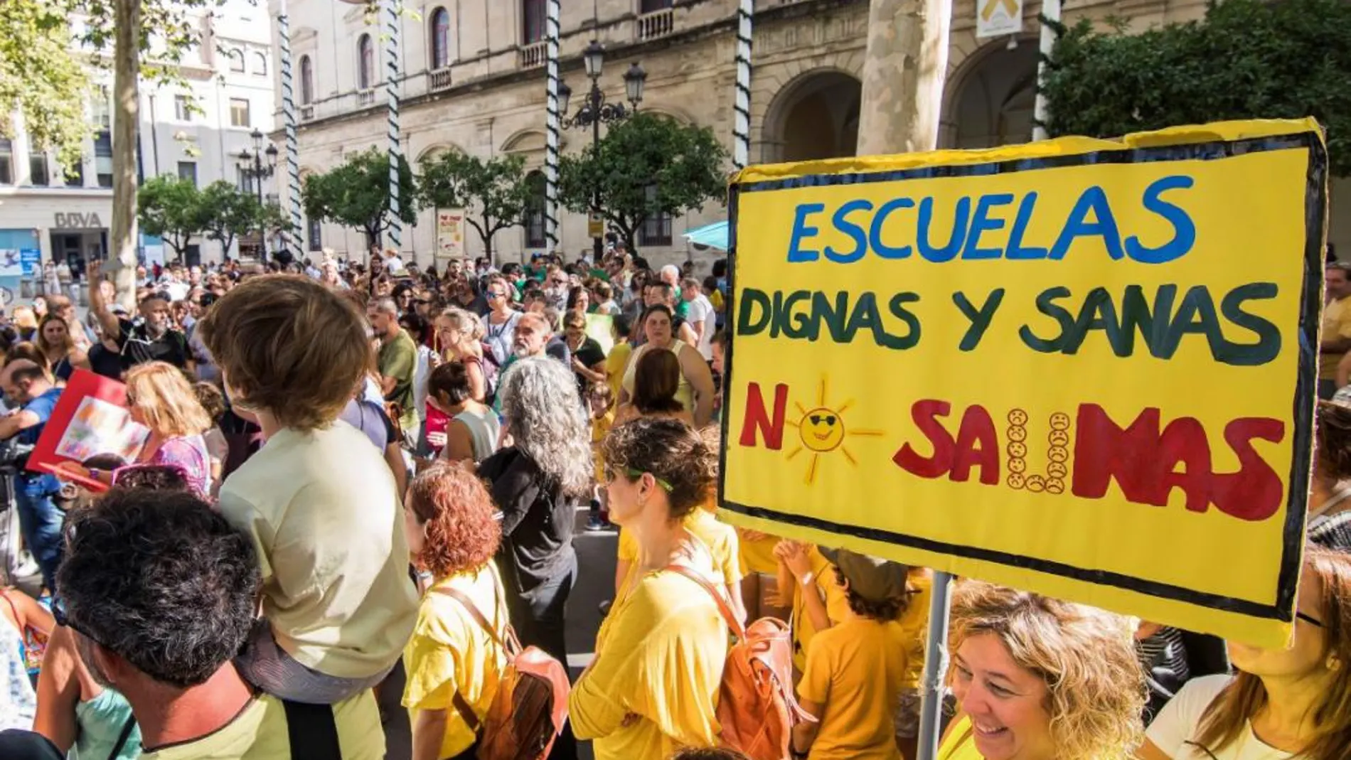 Hasta los convocantes se sorprendieron ayer de la asistencia a la concentración que tuvo en lugar en Sevilla para exigir el «desbloqueo» de la Ley de bioclimatización. La plataforma «Escuelas de Calor» aseguró que asistieron «más colegios de los esperados». El lema era «Aulas sí, saunas no». / Foto: Efe