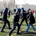 Los Mossos d' Esquadra cargaron contra Arran y los CDR que lanzaron objetos en protesta contra un acto de Vox en Hospitalet