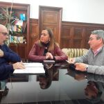 La delegada del Gobierno, Virginia Barcones, junto con el subdelegado en Soria, Miguel Latorre, y el alcalde de la localidad, Juan Pascual Ballano