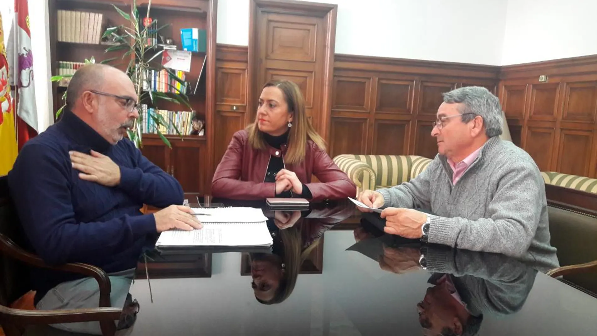 La delegada del Gobierno, Virginia Barcones, junto con el subdelegado en Soria, Miguel Latorre, y el alcalde de la localidad, Juan Pascual Ballano