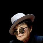 La artista japonesa y viuda de John Lennon, Yoko Ono, trató de parar la biografía que Norman escribió sobre el ex beatle