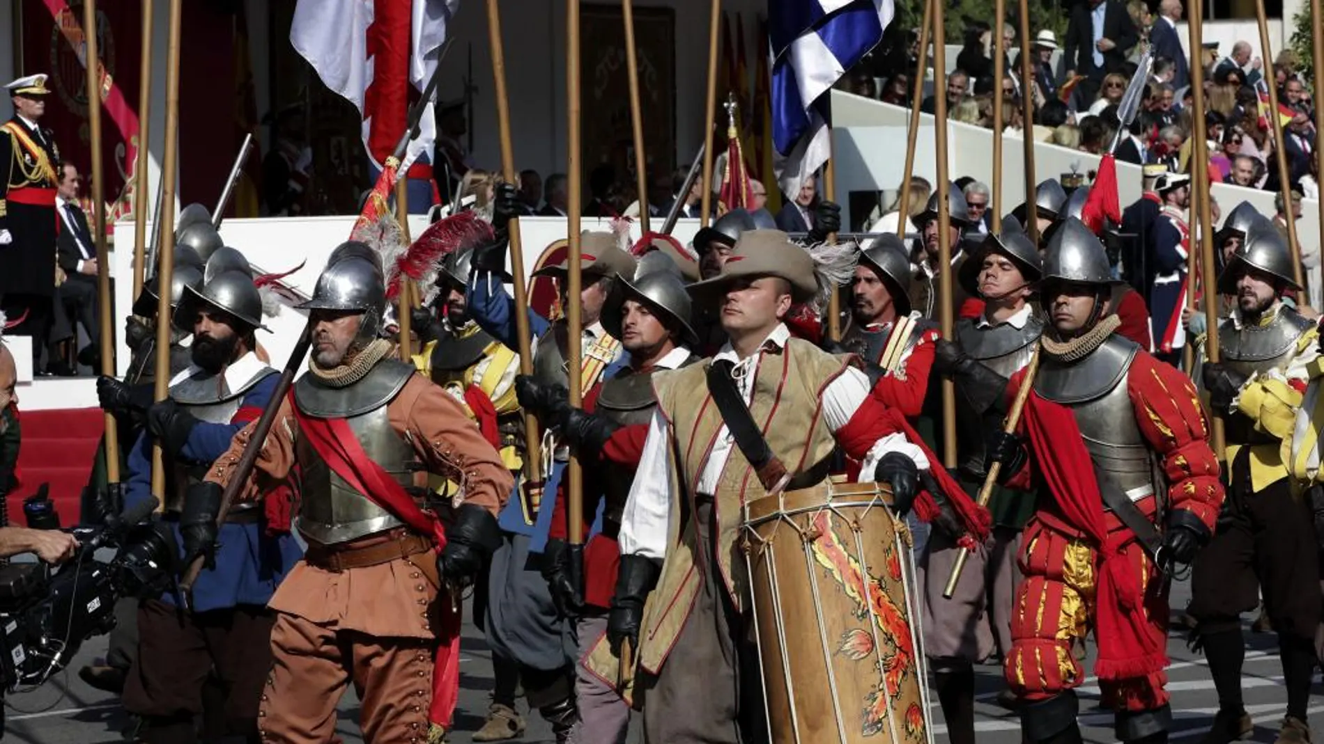 Un grupo de soldados con trajes y armas de época, que representan el llamado Camino Español, durante el desfile del Día de la Fiesta Nacional