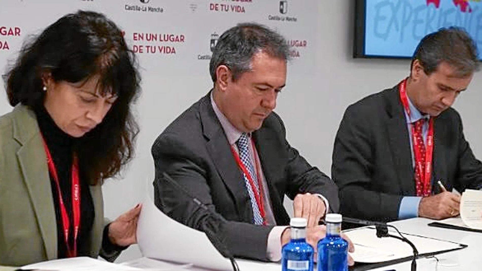 La concejala de Cultura de Valladolid, Ana Redondo; el presidente de Red Ciudades AVE, Juan Espadas; y el de Renfe, Juan Alfaro, suscriben el acuerdo.