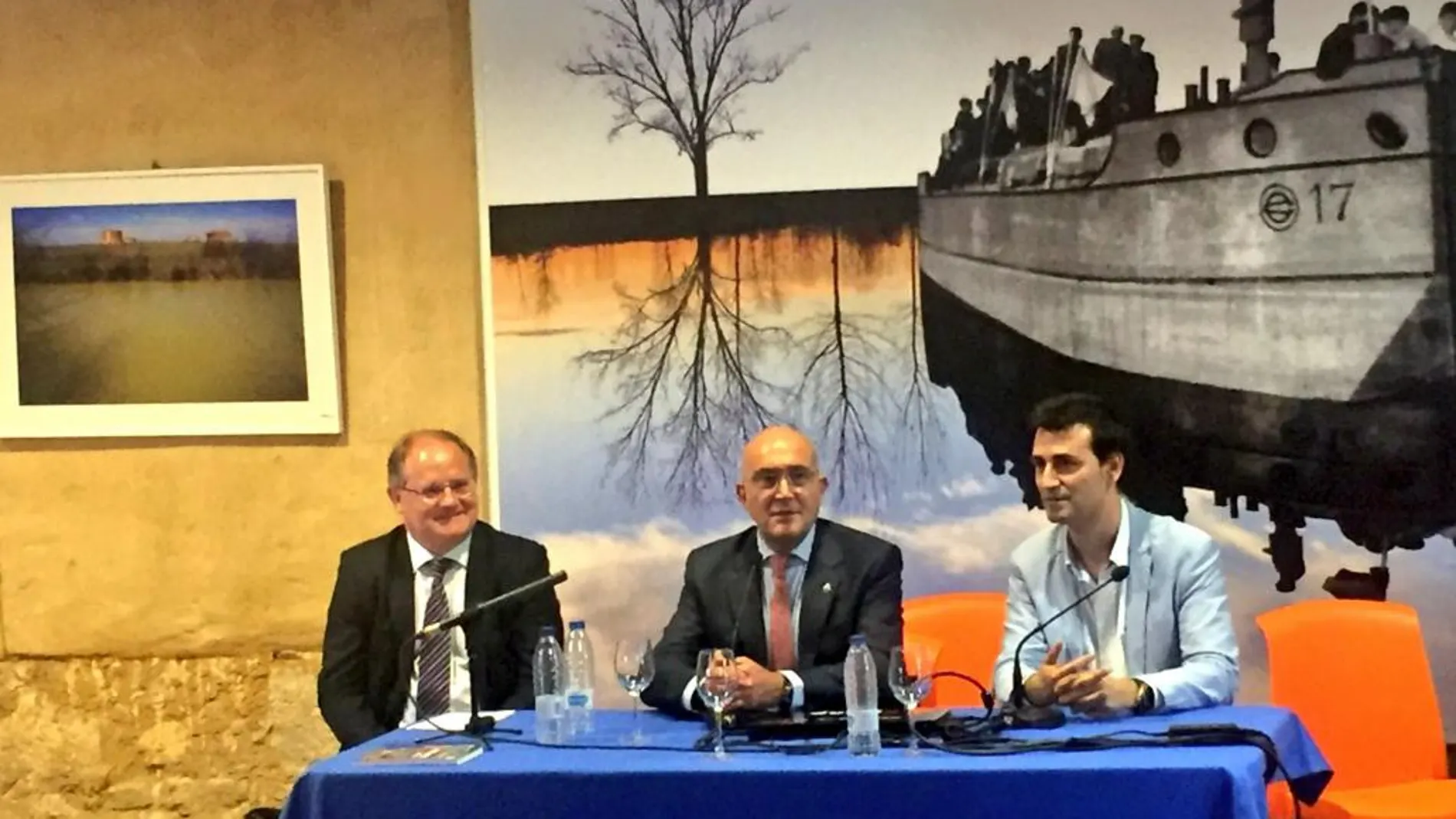 El presidente de la Diputación de Valladolid, Jesús Julio Carnero, clausura la jornada junto a Carlos Soria y David Esteban