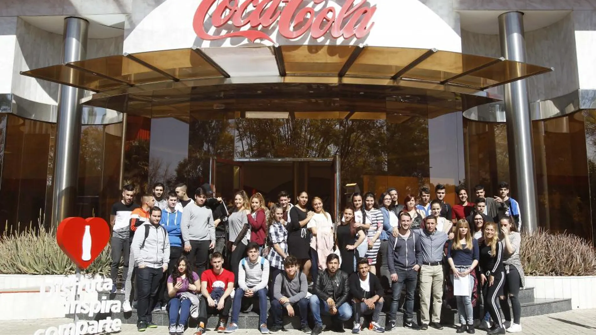 La primera hornada de jóvenes con dificultades que ha participado en el proyecto de Coca-Cola
