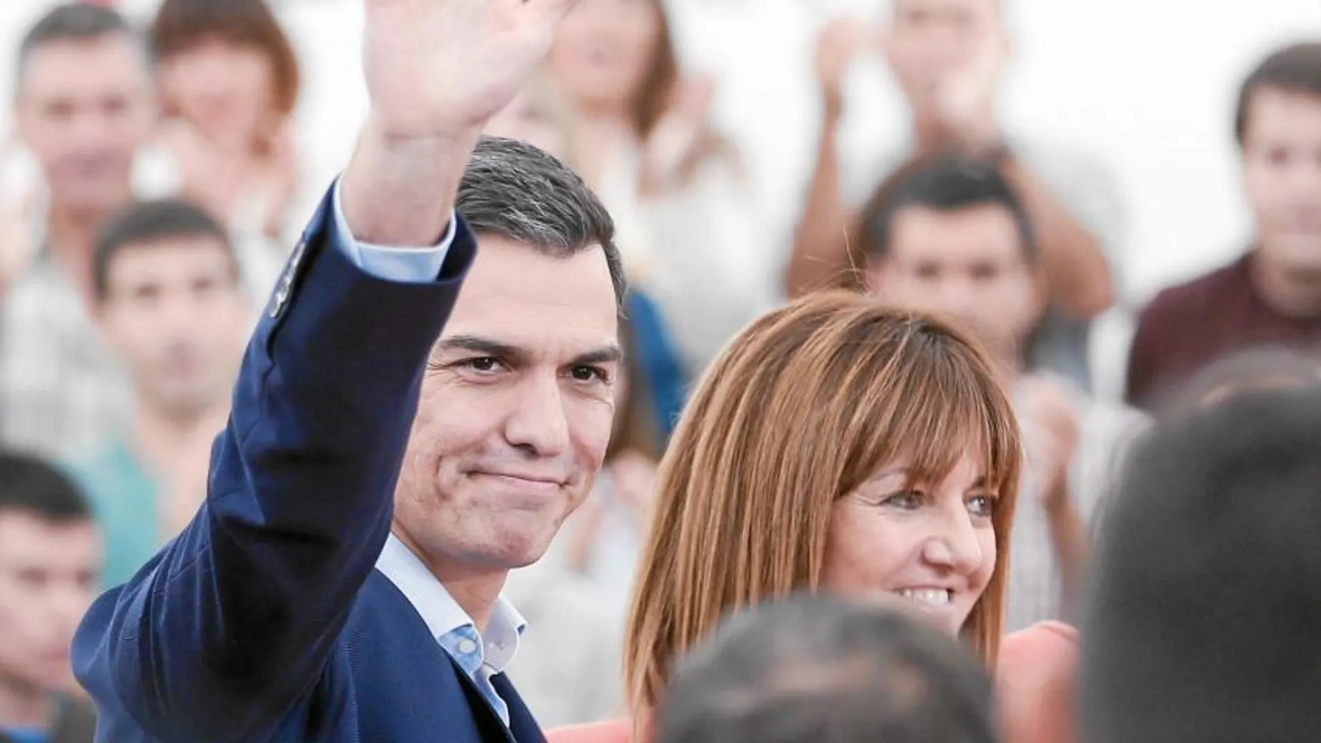 Pedro Sánchez e Idoia Mendía, ayer en un acto de campaña en San Sebastián