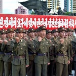 Militares norcoreanos forman filas el 10 de agosto de 2017