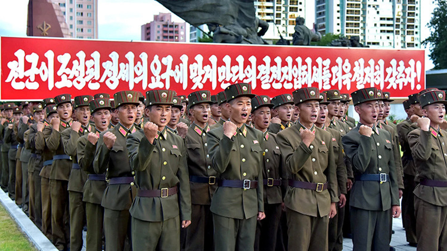 Militares norcoreanos forman filas el 10 de agosto de 2017