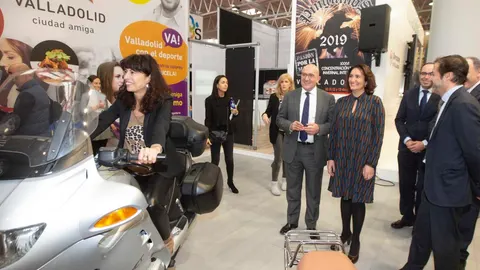García Cirac en el stand de Valladolid junto a Ana Redondo y Jesús Julio Carnero