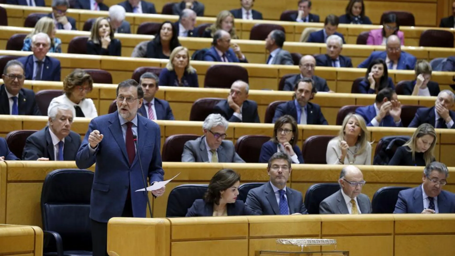 El presidente del Gobierno, Mariano Rajoy, durante su intervención al inicio del Pleno de la sesión de control al Gobierno que se celebra hoy en el Senado.