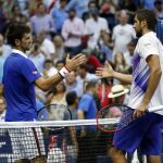 Novak Djokovic saluda a Marin Cilic, tras el final del partido