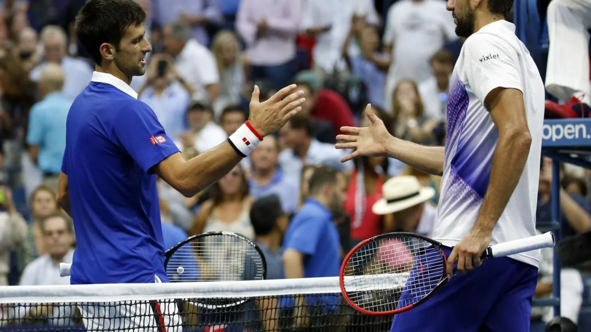 Novak Djokovic saluda a Marin Cilic, tras el final del partido